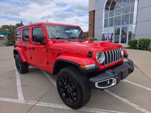 Certified 2025 Jeep Wrangler Unlimited Sahara w/ Safety Group AWD/4WD image 3