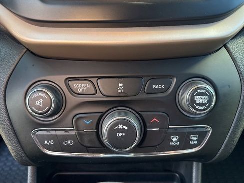 Used 2016 Jeep Cherokee Latitude w/ Cold Weather Group image 17