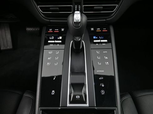 Certified 2026 Porsche Macan Turbo AWD/4WD image 17