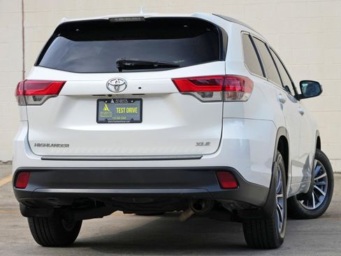 Used 2018 Toyota Highlander XLE FWD image 4