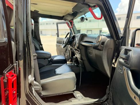 Used 2017 Jeep Wrangler Unlimited Sahara AWD/4WD image 27