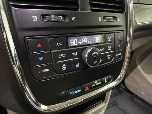 Used 2014 Chrysler Town & Country Touring-L w/ Driver Convenience Group FWD image 15