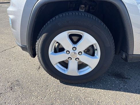 Used 2018 Jeep Grand Cherokee Laredo image 7