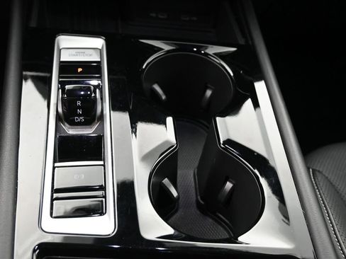 Used 2025 Volkswagen Atlas SE image 24