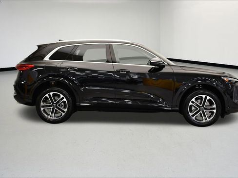 Used 2025 Audi Q5 Premium w/ Convenience Package image 6