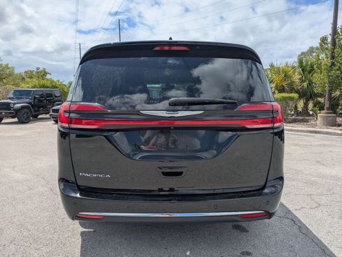 Used 2024 Chrysler Pacifica Touring-L FWD image 5
