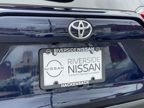 Used 2021 Toyota RAV4 XLE Premium image 31