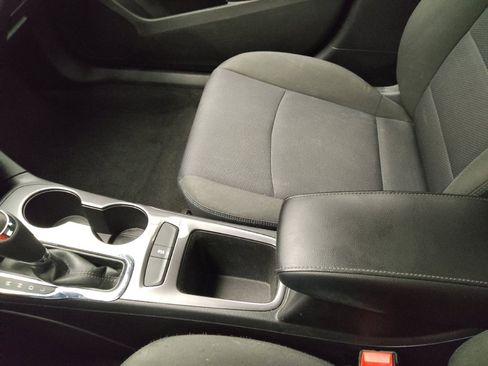 Used 2018 Chevrolet Cruze LT w/ Convenience Package FWD image 26