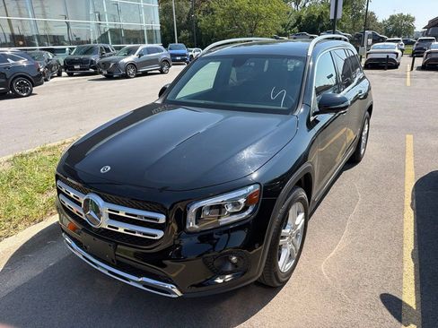 Used 2023 Mercedes-Benz GLB 250 4MATIC w/ Premium Package image 3