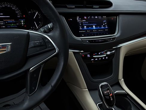 Used 2018 Cadillac XT5 Luxury w/ LPO, Wheel Lock Package image 30