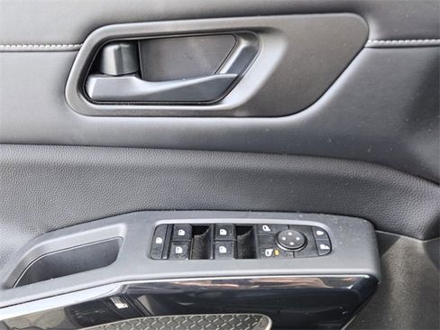 Used 2023 Nissan Pathfinder S image 30