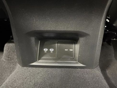 Used 2022 Volkswagen Atlas Cross Sport SE w/ Panoramic Sunroof Package image 31