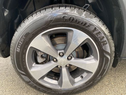 Certified 2019 Jeep Cherokee Limited w/ Luxury Group image 7