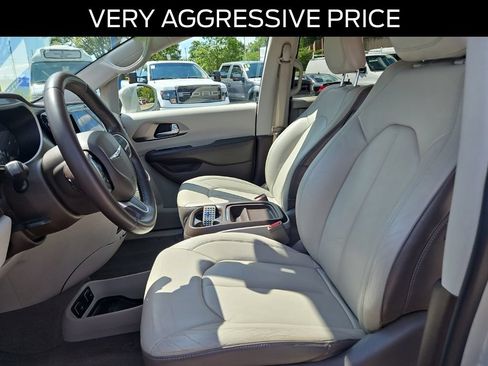 Used 2017 Chrysler Pacifica Touring-L w/ Tire & Wheel Group FWD image 19