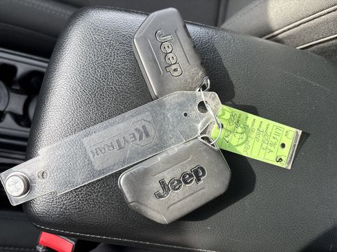 Used 2023 Jeep Gladiator Willys image 32