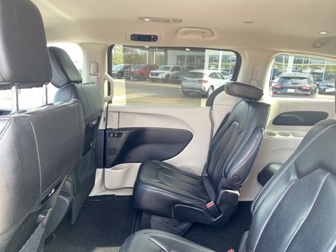 Used 2023 Chrysler Pacifica Touring-L image 16