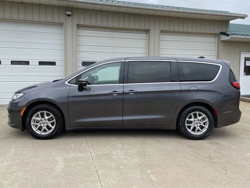 Used 2023 Chrysler Pacifica Touring-L image 4