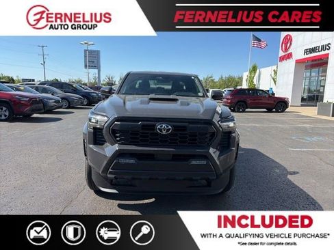 Used 2025 Toyota Tacoma TRD Sport AWD/4WD image 4