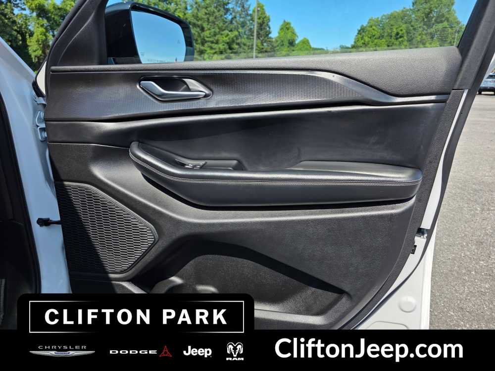 Used 2023 Jeep Grand Cherokee Laredo AWD/4WD image 14