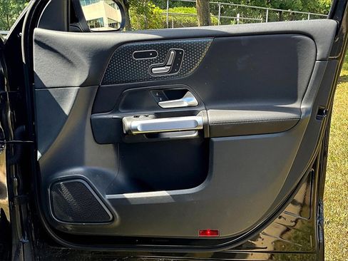 Used 2025 Mercedes-Benz GLB 250 4MATIC image 19