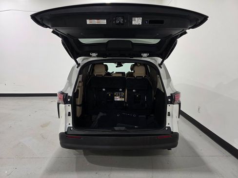 Used 2021 Toyota Sienna Limited image 30
