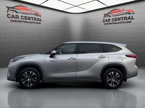 Used 2021 Toyota Highlander XLE image 2