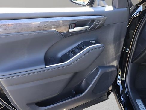 New 2026 Toyota Highlander Limited image 11
