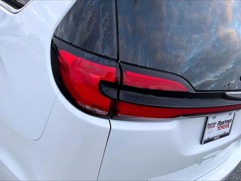 Used 2023 Chrysler Pacifica Touring-L image 26