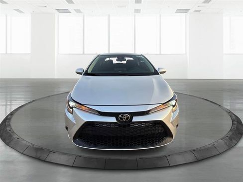 Used 2020 Toyota Corolla LE image 3