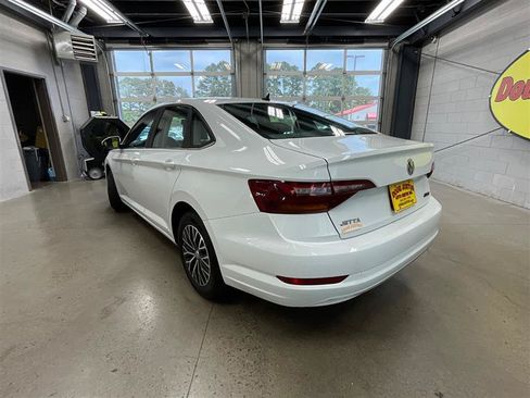 Used 2019 Volkswagen Jetta SE FWD image 3