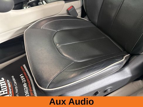 Used 2024 Chrysler Pacifica Limited FWD image 16