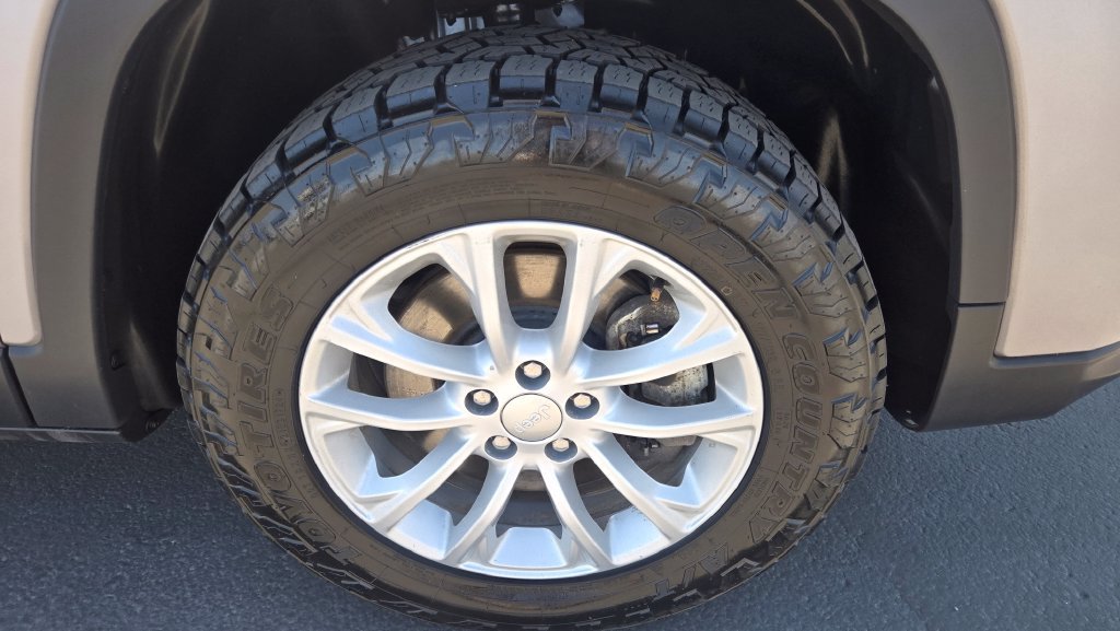 Used 2021 Jeep Cherokee Latitude AWD/4WD image 9