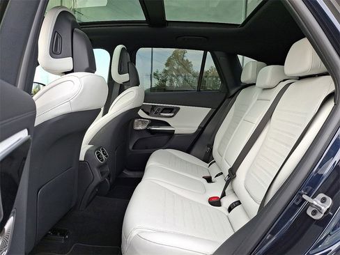 Used 2023 Mercedes-Benz GLC 300 4MATIC image 11