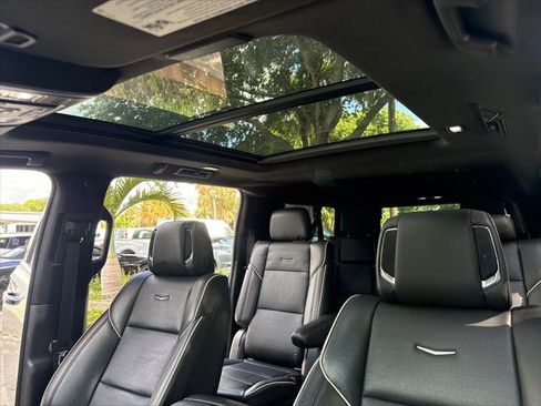 Used 2021 Cadillac Escalade ESV Premium Luxury w/ LPO, Illumination Package AWD/4WD image 16