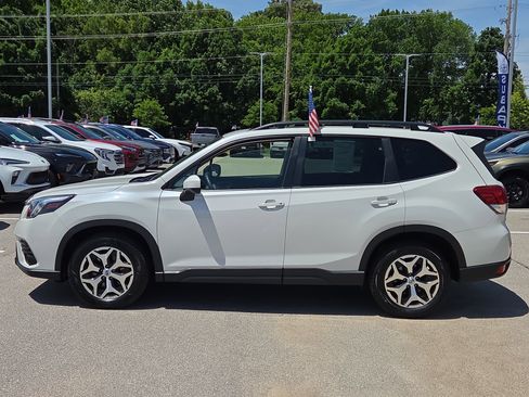 Used 2023 Subaru Forester Premium AWD/4WD image 6