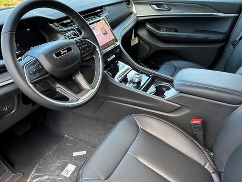 New 2025 Jeep Grand Cherokee L Limited w/ Black Appearance Package image 9