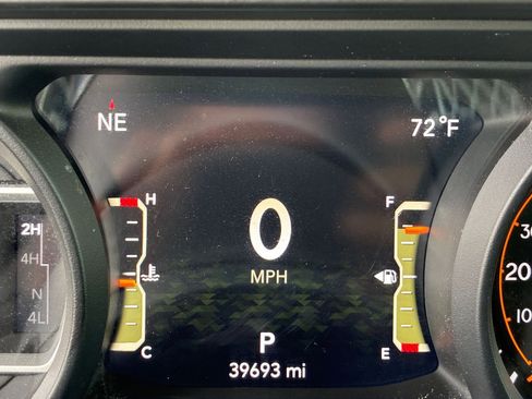 Used 2025 Jeep Wrangler Unlimited Sahara AWD/4WD image 40