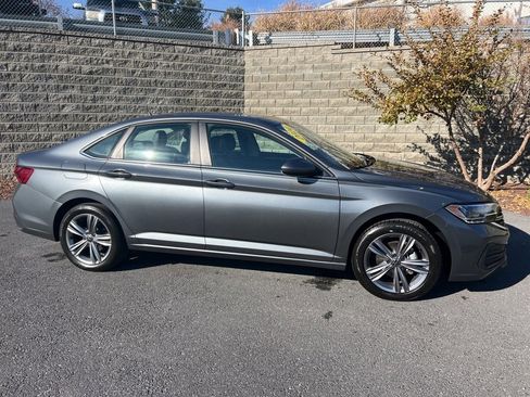 Used 2024 Volkswagen Jetta SE image 9