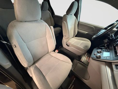 Used 2020 Toyota Sienna L FWD image 23