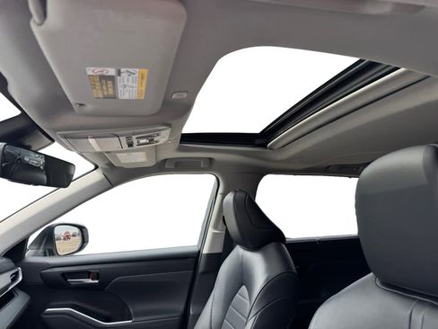 Used 2023 Toyota Highlander XLE image 3