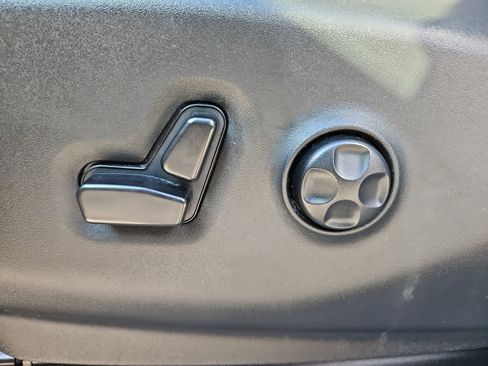 Used 2024 Chrysler Pacifica Touring-L image 21