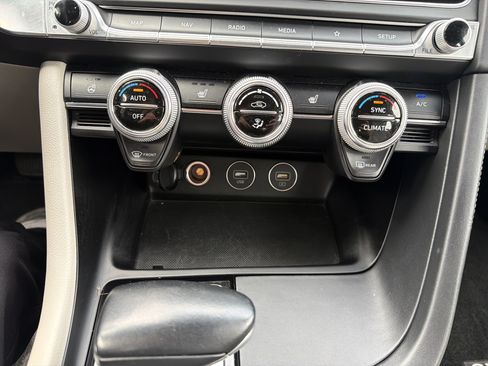 Used 2022 Genesis G70 2.0T AWD/4WD image 28