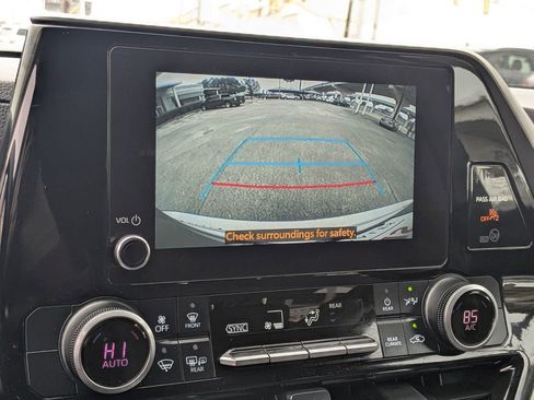 Used 2024 Toyota Highlander LE image 18