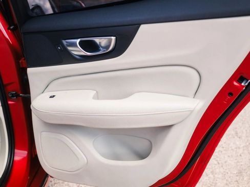 Used 2020 Volvo S60 T6 Momentum image 17