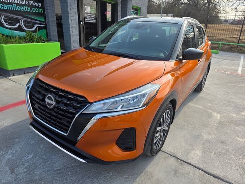 Used 2022 Nissan Kicks SV FWD image 2