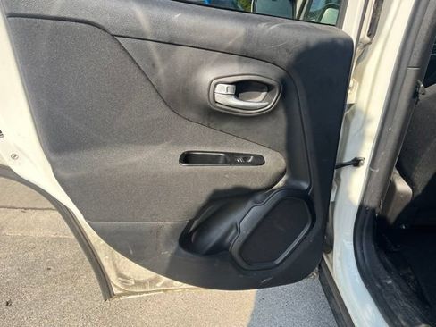 Used 2019 Jeep Renegade Latitude FWD image 30
