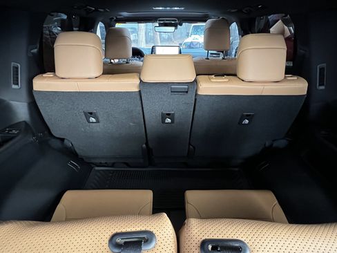 Used 2025 Lexus LX 600 4WD w/ Luxury Package image 49