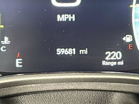 Used 2023 Chrysler Pacifica Touring-L FWD image 18