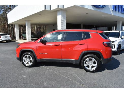 Used 2024 Jeep Compass Latitude image 2