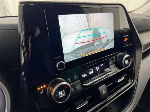 Used 2024 Toyota Highlander XLE image 14